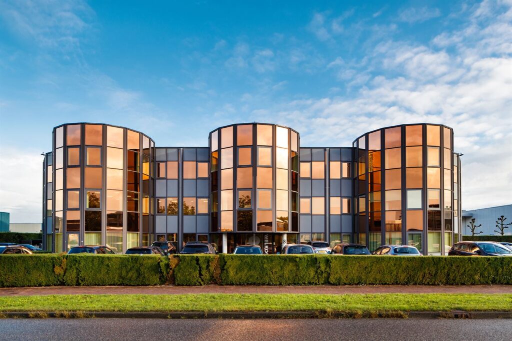 Modern kantoorgebouw aan de Lange Dreef met opvallende glazen gevels en ronde structuren.